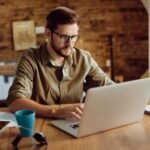 Comparativa entre agencia y consultor freelance de Google Ads trabajando en campañas digitales