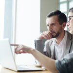 Empresario consultando a un experto sobre la gestión de campañas en Google Ads