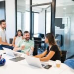 Equipo de agencia de Google Ads planificando campañas publicitarias para empresas