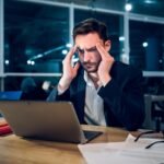 Abogado revisando campañas de Google Ads en un computador